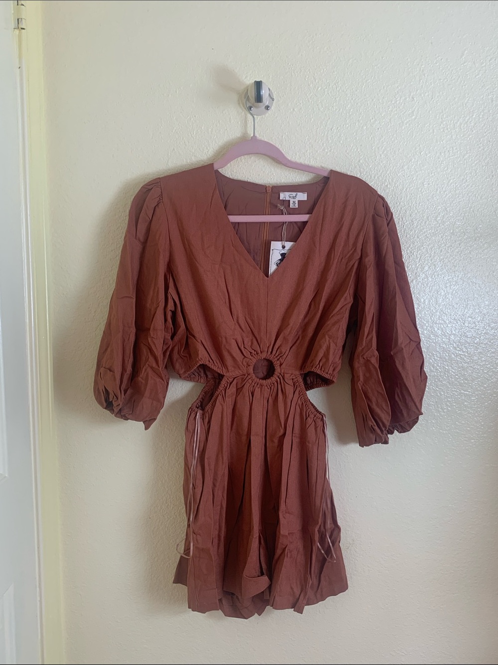 NWOT Easel Rust Ring-Cut Puff Sleeve Mini Dress, Size M